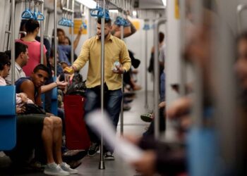Meias, camisetas, copos, bonés: Metrô de SP começará a vender produtos licenciados