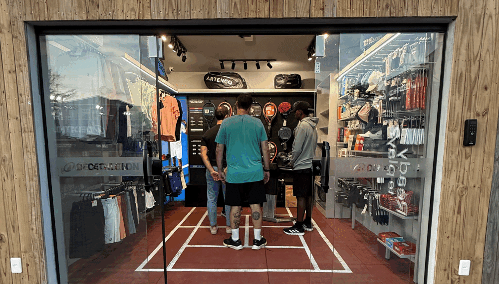 Decathlon lança conceito de loja dedicada a esportes de raquete no RJ