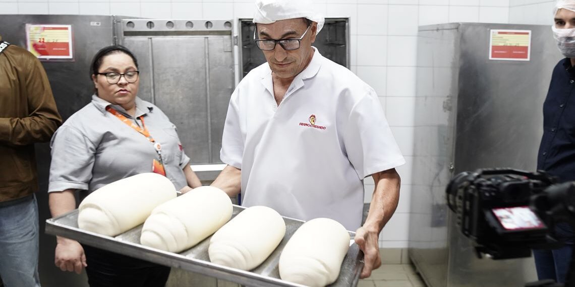 Conheça os bastidores da produção do Frango Assado na Cozinha Central da IMC