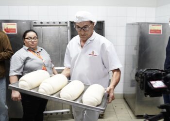 Conheça os bastidores da produção do Frango Assado na Cozinha Central da IMC