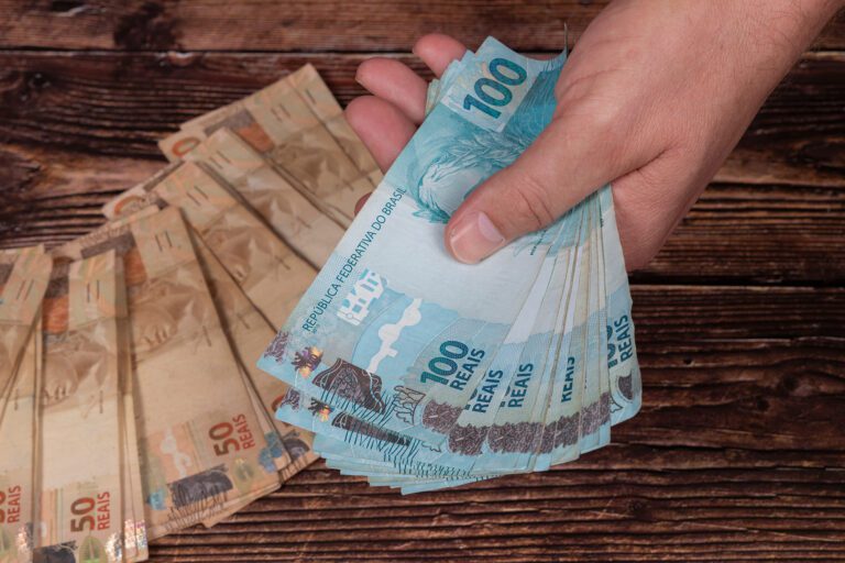 Juros pressionam a dívida mais que gastos públicos