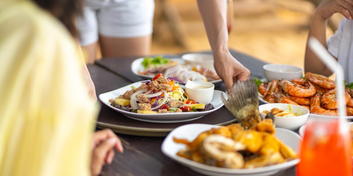 Fim de ano impulsiona contratações temporárias no foodservice