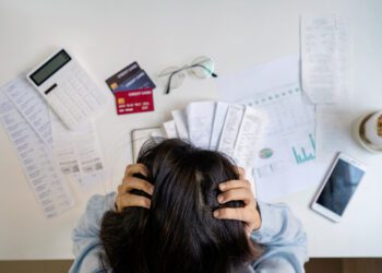 Endividamento cresce pelo terceiro mês seguido e inadimplência atinge 30,5% das famílias