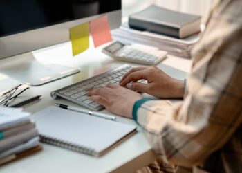 Relator de PL sobre fim da escala 6x1 apresenta texto que pode ser contraponto à PEC