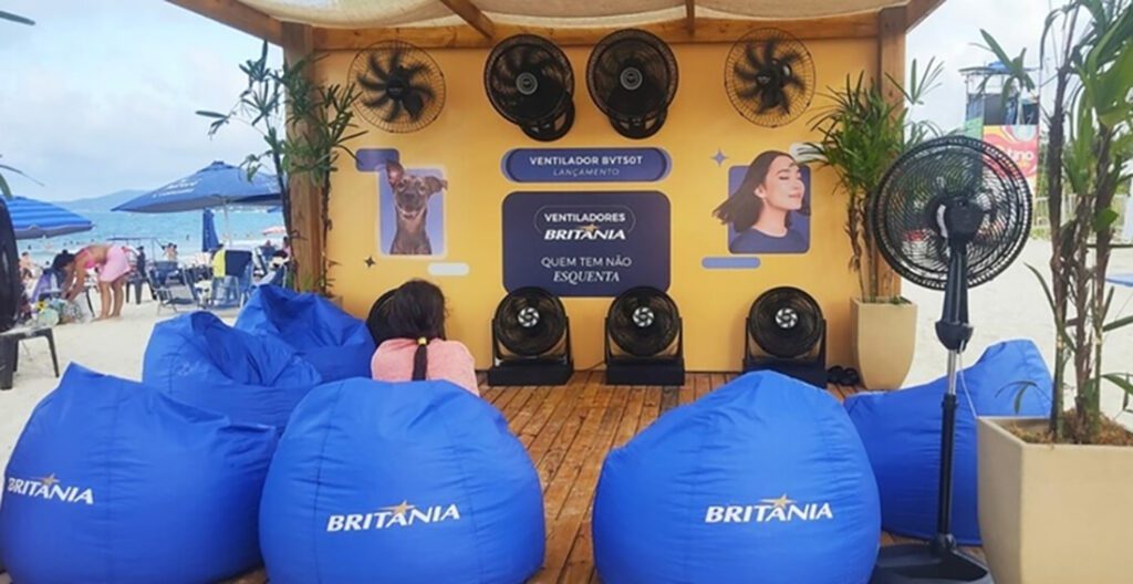 Britânia transforma calor em experiência na praia de Jurerê Internacional