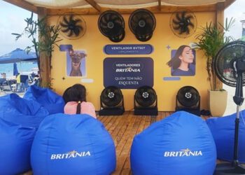 Britânia transforma calor em experiência na praia de Jurerê Internacional
