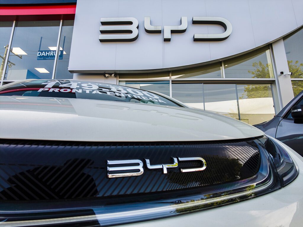 Vendas da BYD perdem fôlego em 2025, mas montadora chinesa ainda deve ultrapassar a Tesla