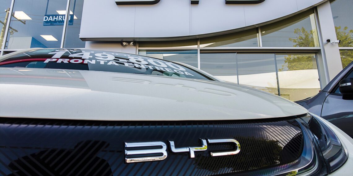 Vendas da BYD perdem fôlego em 2025, mas montadora chinesa ainda deve ultrapassar a Tesla
