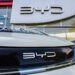 Vendas da BYD perdem fôlego em 2025, mas montadora chinesa ainda deve ultrapassar a Tesla