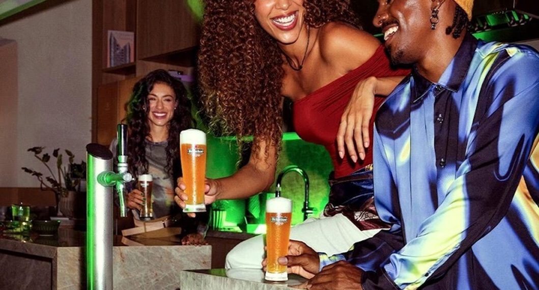 Heineken e Electrolux lançam cervejeira para levar a experiência do bar para casa