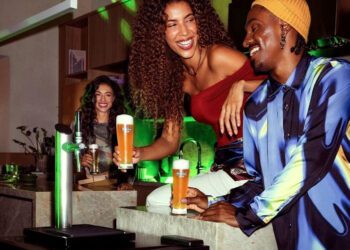 Heineken e Electrolux lançam cervejeira para levar a experiência do bar para casa