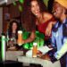 Heineken e Electrolux lançam cervejeira para levar a experiência do bar para casa