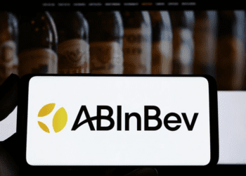 AB InBev tem Ebitda ajustado de US$ 21,2 bilhões em 2025, alta de 5%
