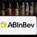 AB InBev tem Ebitda ajustado de US$ 21,2 bilhões em 2025, alta de 5%