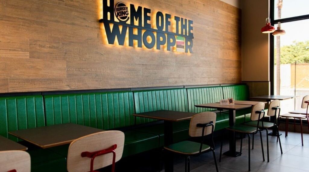 Burger King abre 100 vagas para atendente e promove mutirão com cesta básica para aprovados