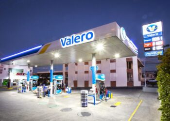 Refinaria da Valero explode e pega fogo em Port Arthur, no Texas (EUA)