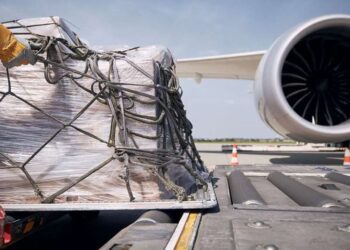 Demanda global por transporte aéreo de cargas cai 4,8% em março