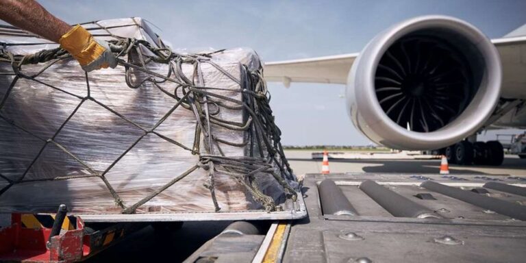 Demanda global por transporte aéreo de cargas cai 4,8% em março