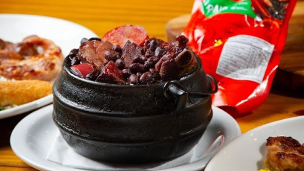 Bar Brahma firma parceria com Perdigão e renova receita de sua tradicional feijoada