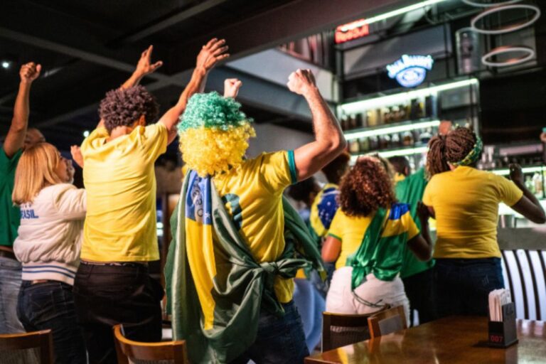 Jogos do Brasil impulsionam busca por crédito em bares com salto de 52% nas concessões
