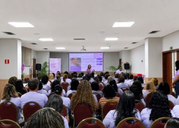 Natura e Avon capacitam lideranças de vendas para acolhimento de mulheres vítimas de violência