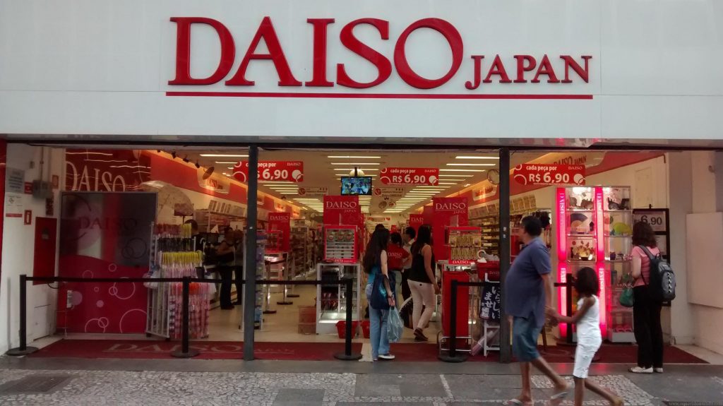 Fundador da Daiso, loja japonesa de itens populares, morre aos 80 anos no Japão