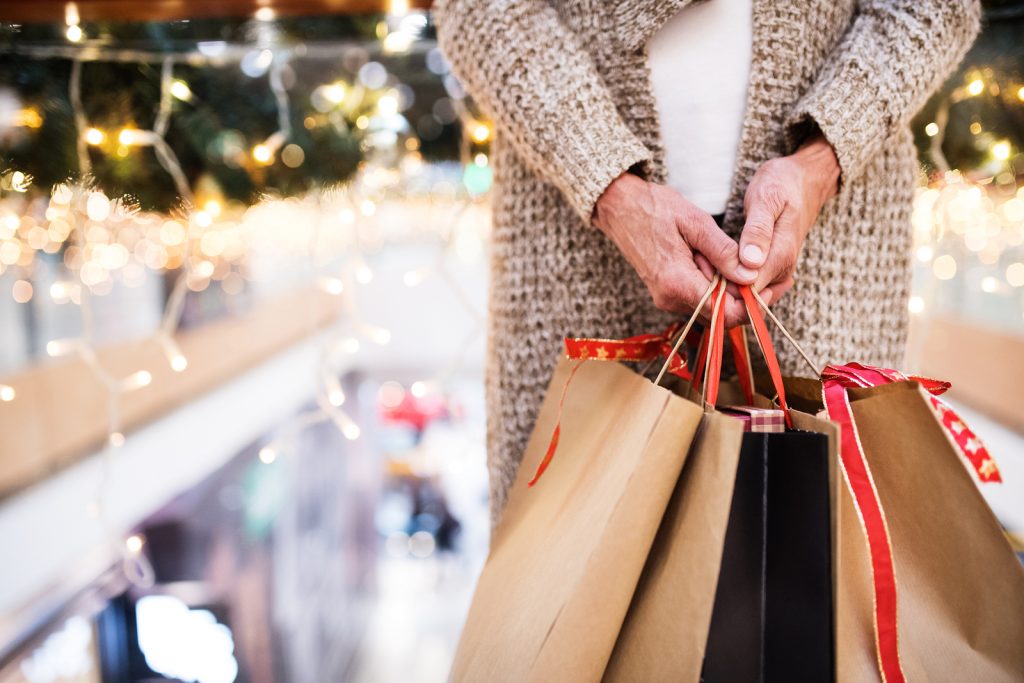 Brasileiros preferem compras em lojas físicas e pagamentos à vista neste Natal