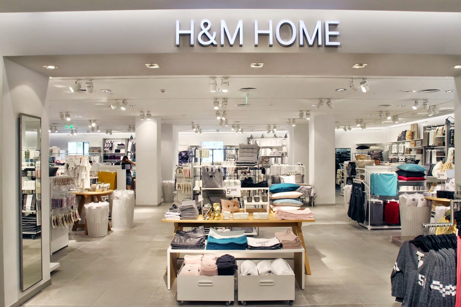 H&M inaugura loja onde clientes podem trazer roupa velha e