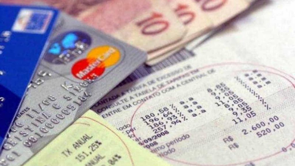 As agências bancárias não terão atendimento presencial nos dias 18 de abril (sexta-feira) e 21 de abril (segunda-feira), em razão dos feriados da Sexta-feira da Paixão e de Tiradentes. Nesses dias, não haverá compensações bancárias, incluindo a TED. O sistema PIX, que opera 24 horas todos os dias, incluindo feriados, seguirá funcionando normalmente.