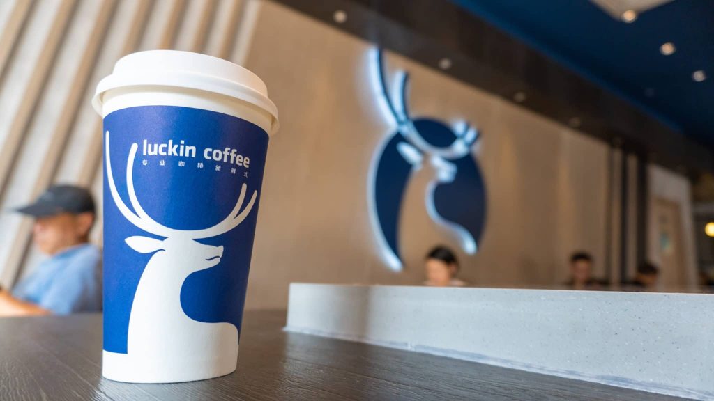 Estoque da chinesa Luckin Coffee cai para 30%
