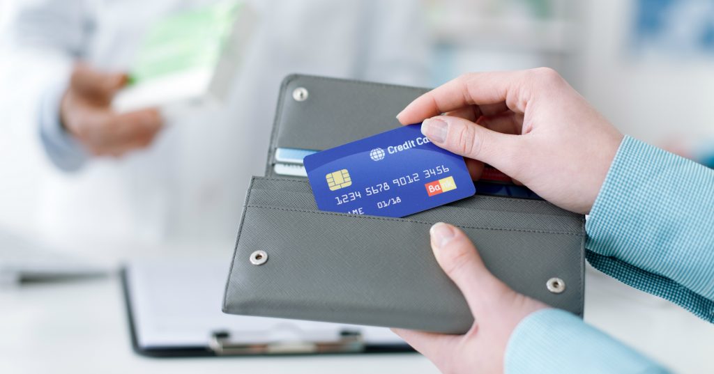 Juros do cartão de crédito caem em fevereiro, aponta Banco Central