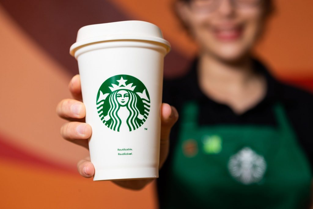 Lojas da Starbucks fecham e operadora anuncia ajustes com revisão de unidades em funcionamento