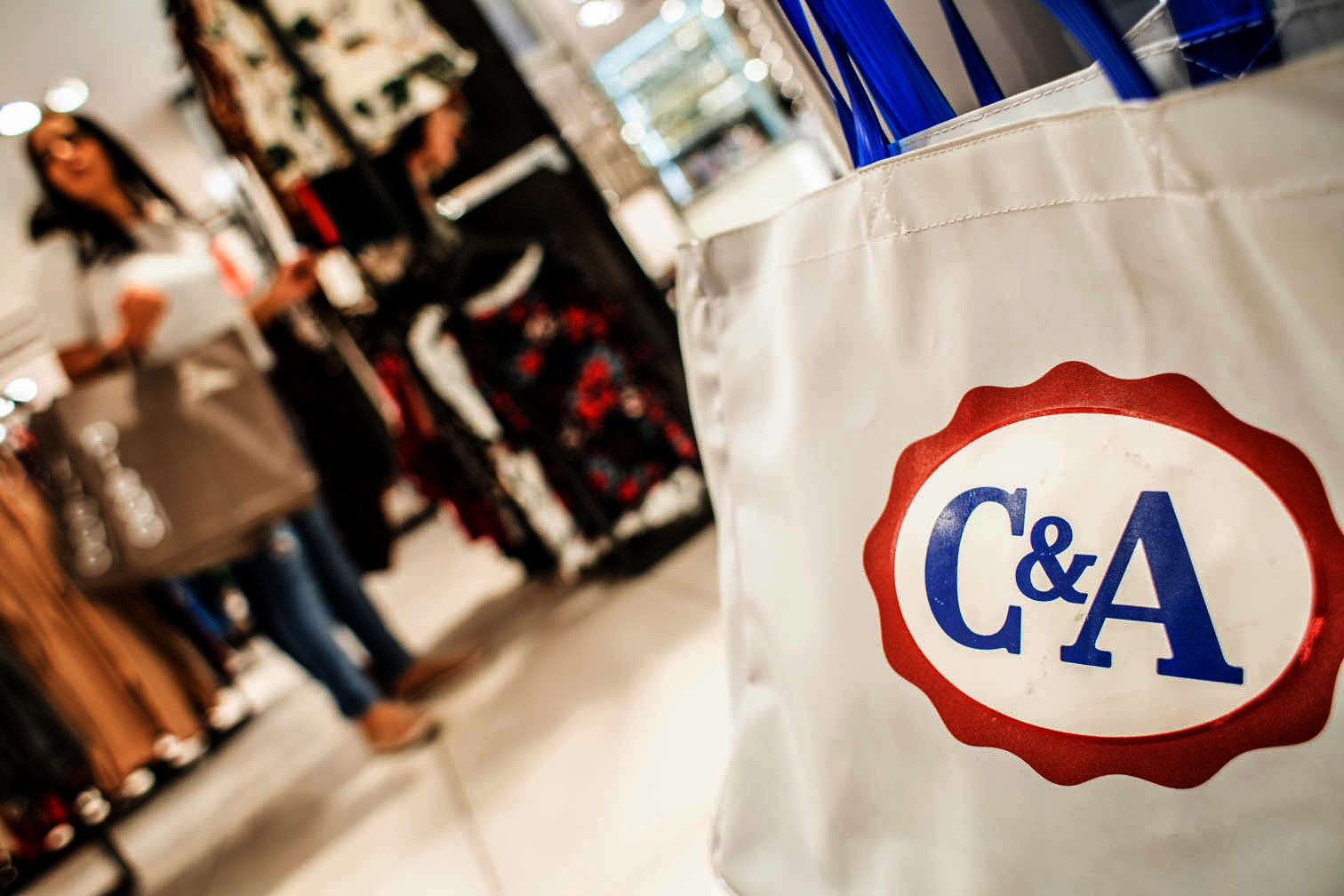 C&A usa vending machine e QR Code para otimizar a jornada de compra da  cliente - Mercado&Consumo