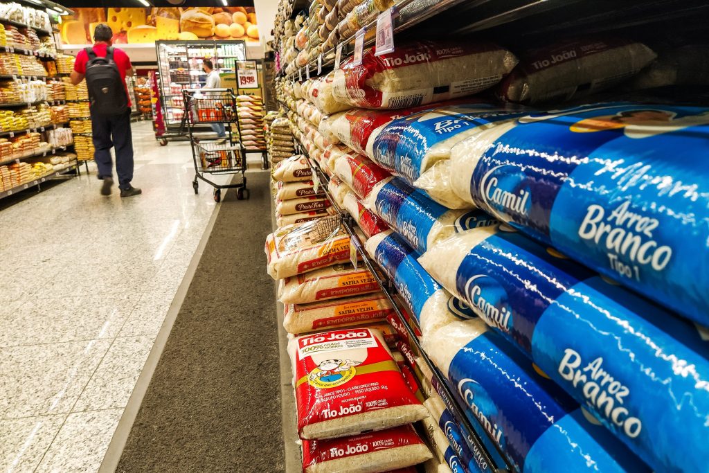 Falta de produtos nas prateleiras cresce em maio, enquanto preço do arroz dispara