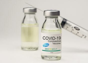 Reino Unido começa a vacinar população contra a Covid-19 na semana que vem