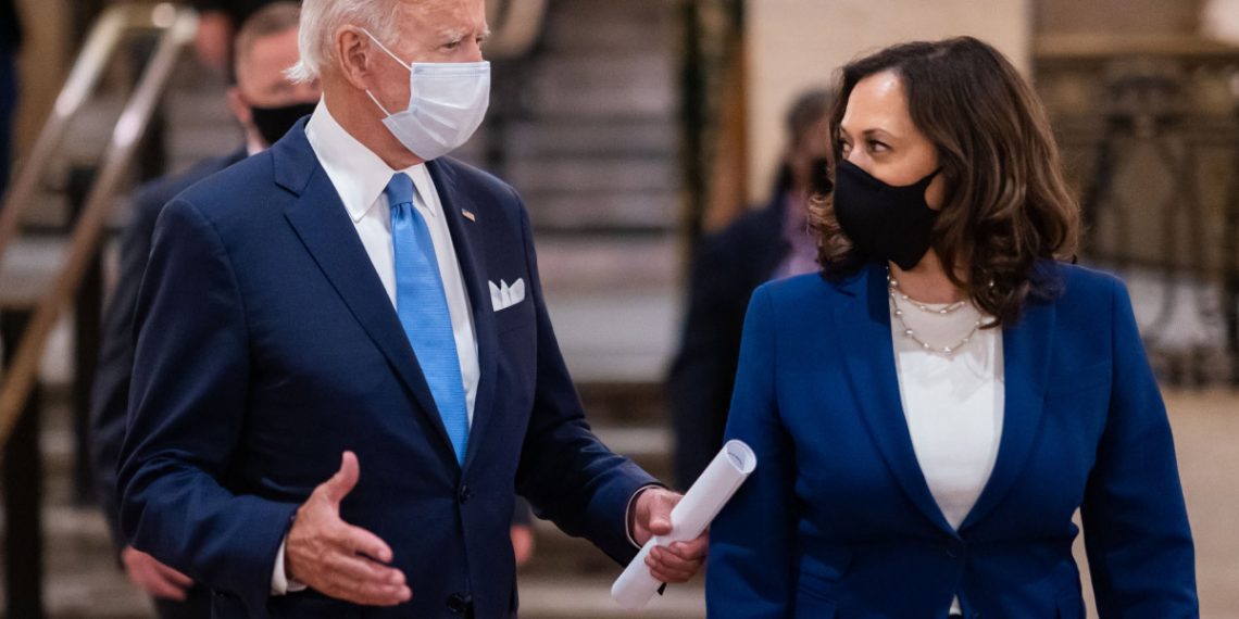 Joe Biden, presidente, e Kamala Harris, vice, tomam posse