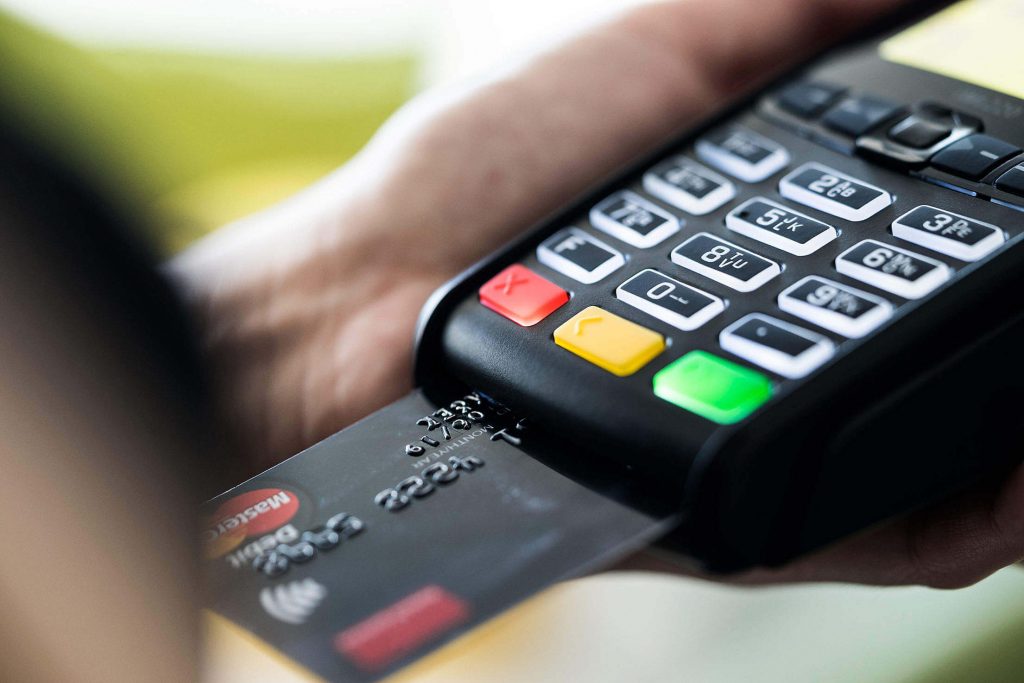 Pagamentos com cartões movimentam R$ 2,2 trilhões no 1º semestre, mostra Abecs
