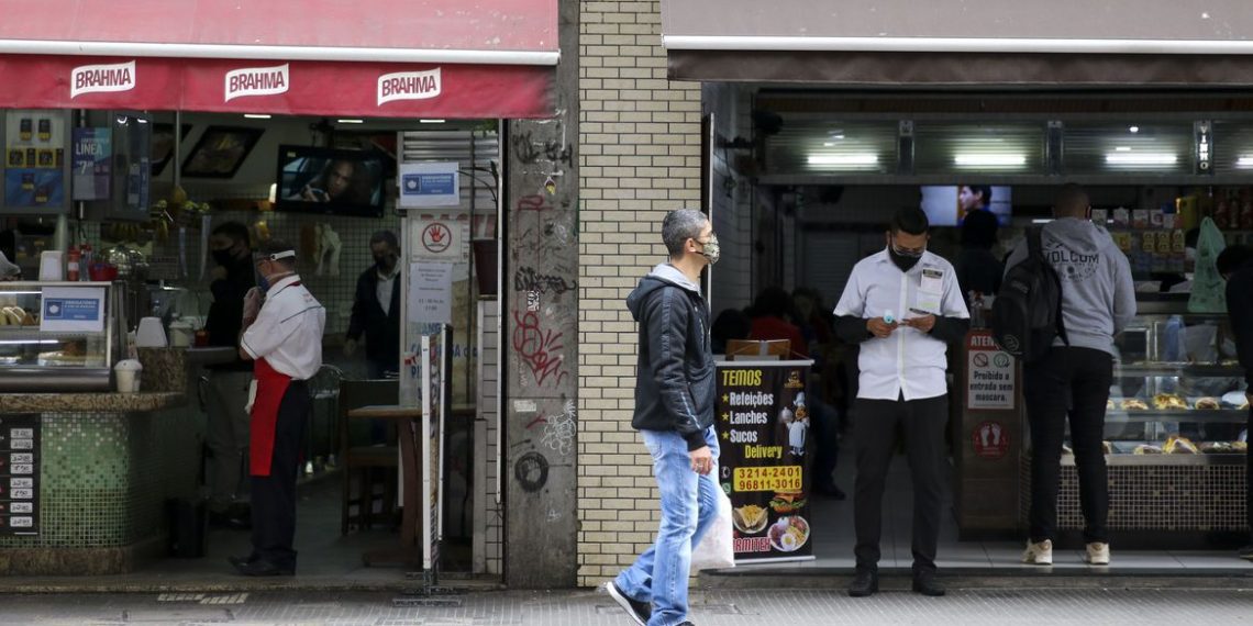 Comércio reabre em fase de transição em São Paulo