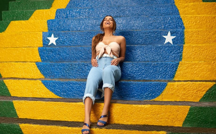 A cantora Anitta em campanha da Ipanema, uma das marcas da Grendene