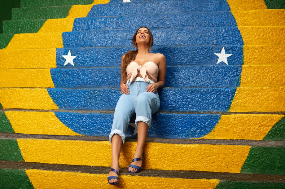 A cantora Anitta em campanha da Ipanema, uma das marcas da Grendene