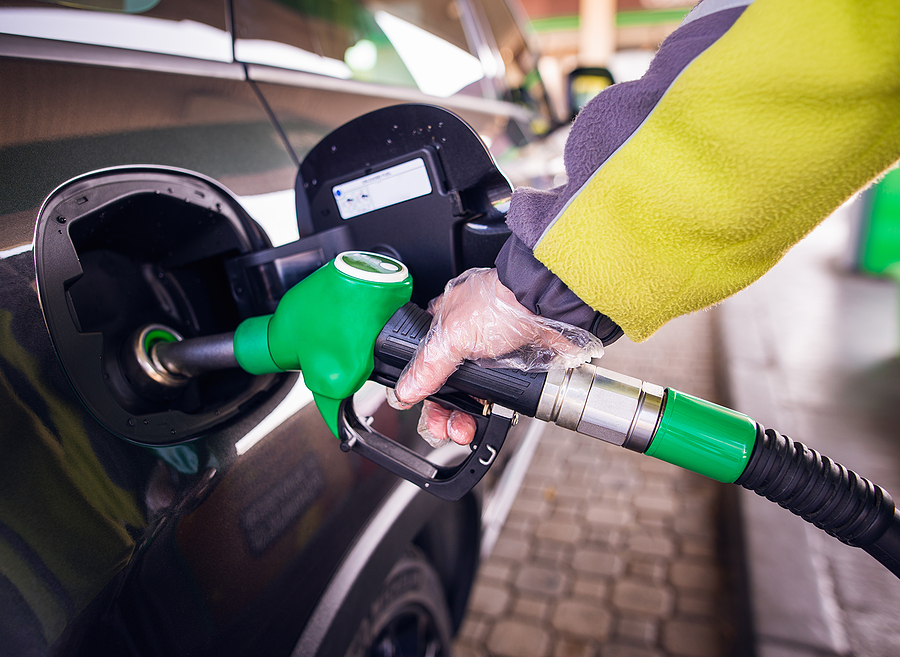 Ticket Log: após 10 altas mensais seguidas, preços dos combustíveis caem em abril
