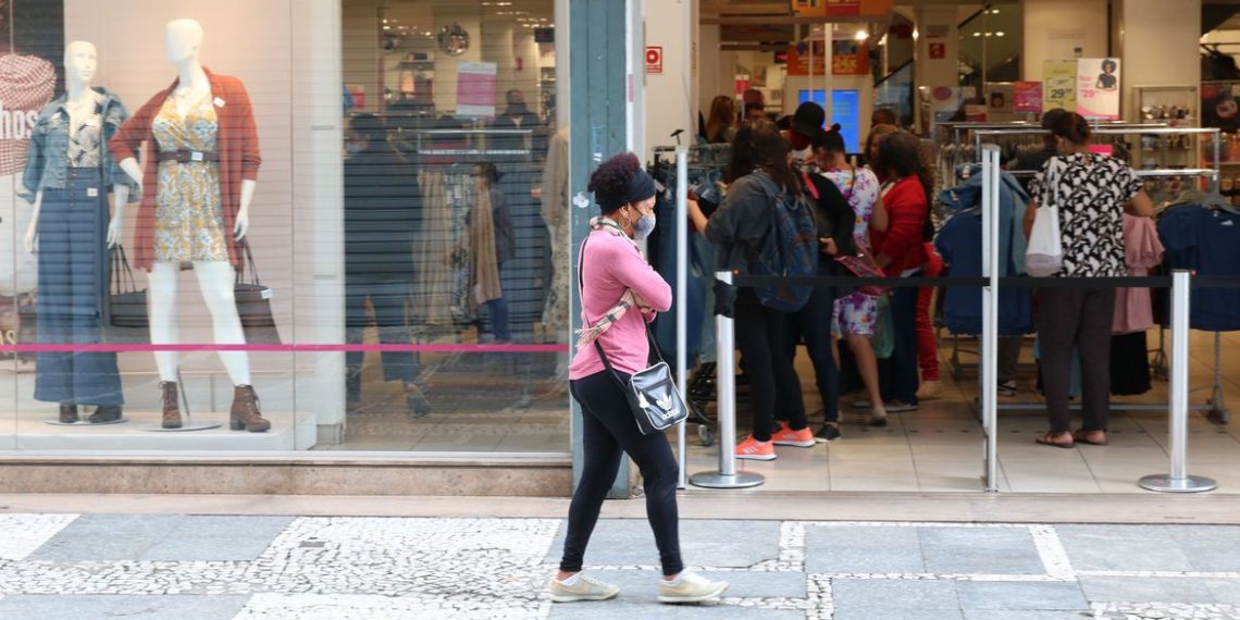 São Paulo - Comércio de rua reaberto após início da fase de transição do Plano São Paulo para combate à covid-19, no centro da capital.