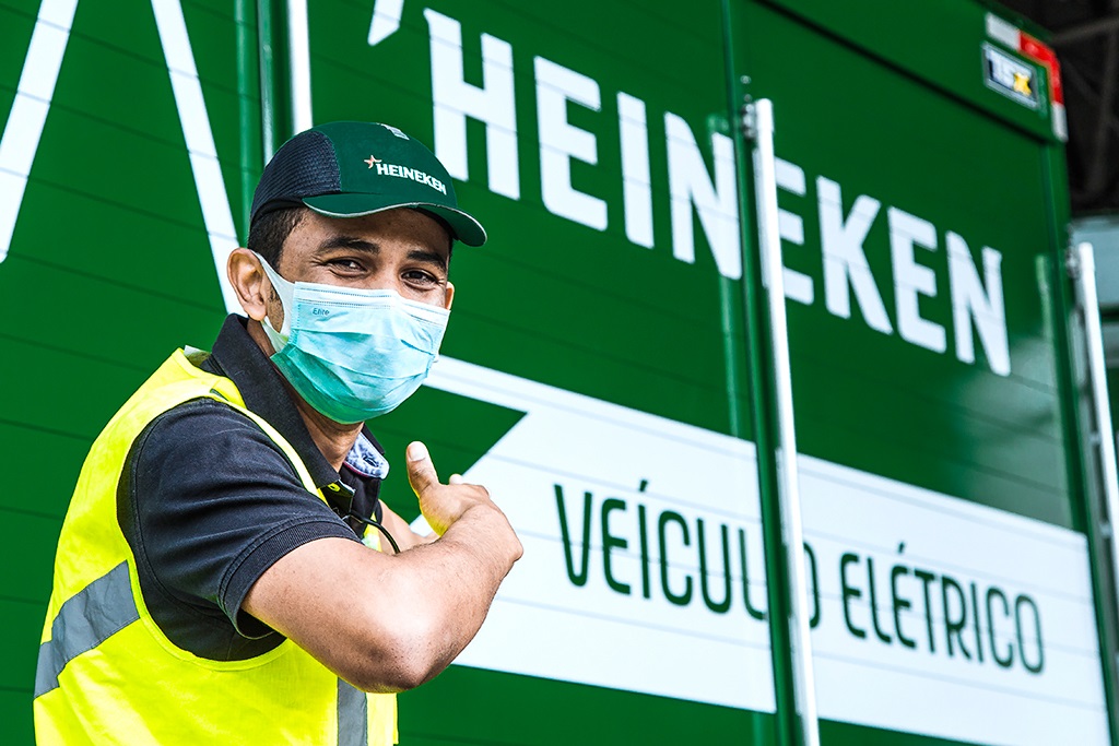 Heineken inicia projeto com caminhões elétricos em São Paulo e Salvador