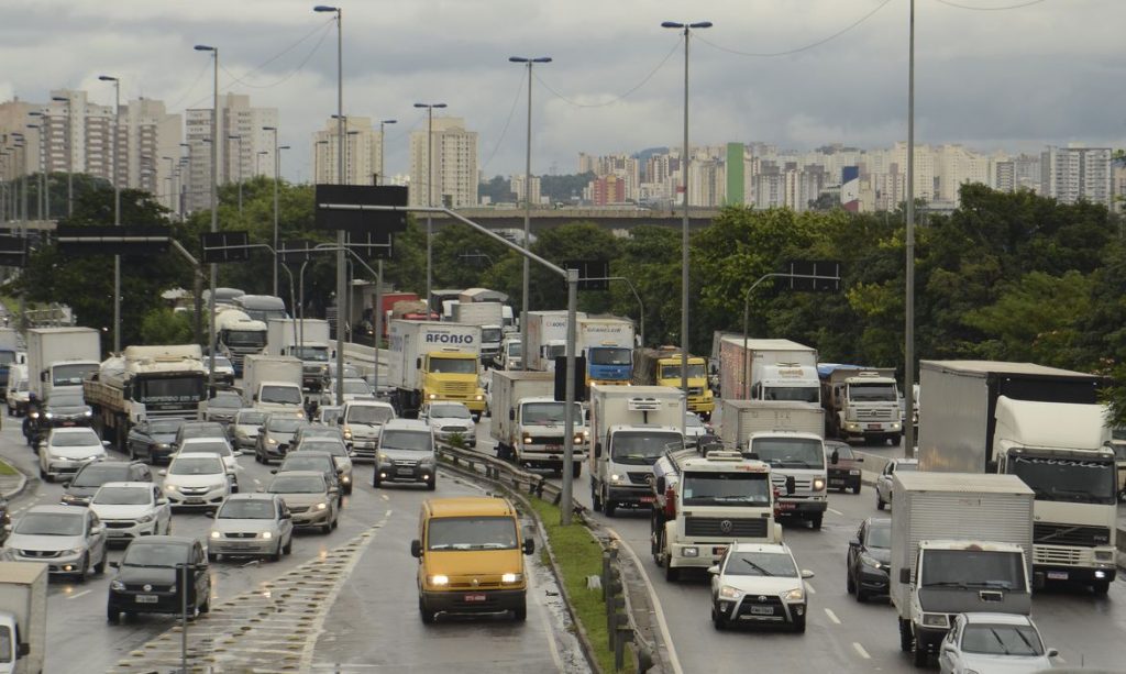 Rodízio volta ao normal em São Paulo; restrições ao comércio devem terminar dia 17