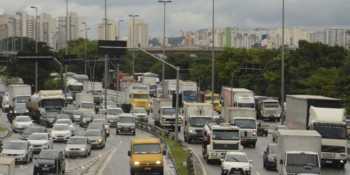 Rodízio volta ao normal em São Paulo; restrições ao comércio devem terminar dia 17