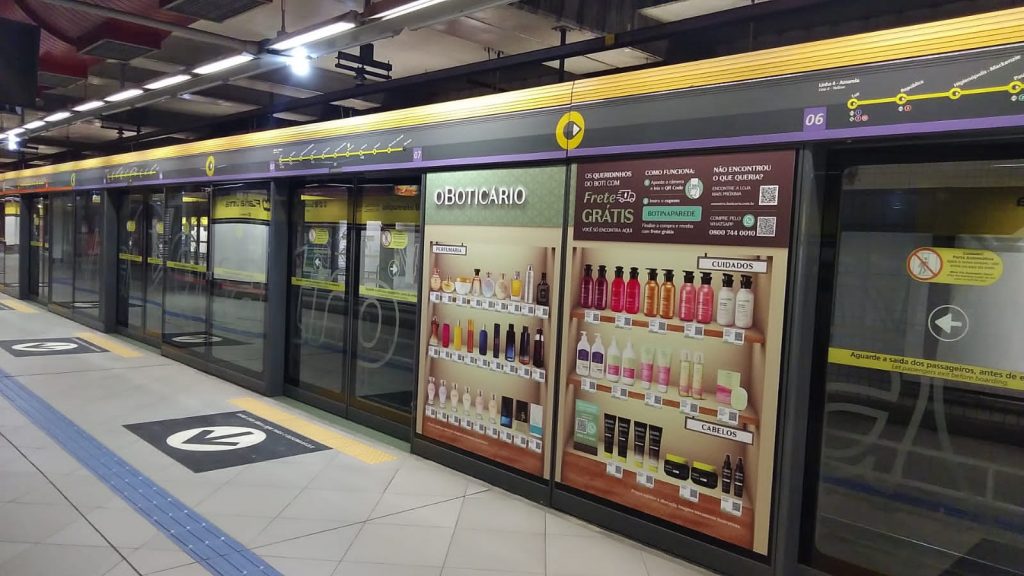 Boticário lança "lojas de parede" em estações de metrô e terminal de ônibus