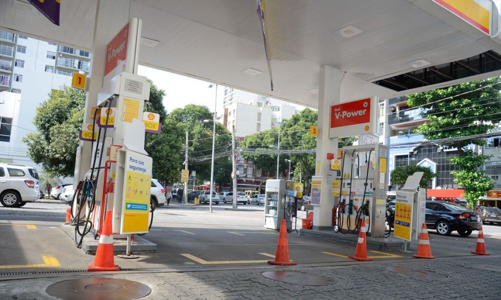 Governo pede à diretoria da Petrobras que adie reajuste de gasolina e diesel