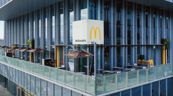 Flagship do McDonald's em sua sede em Xangai inova com livraria e espaço de convivência