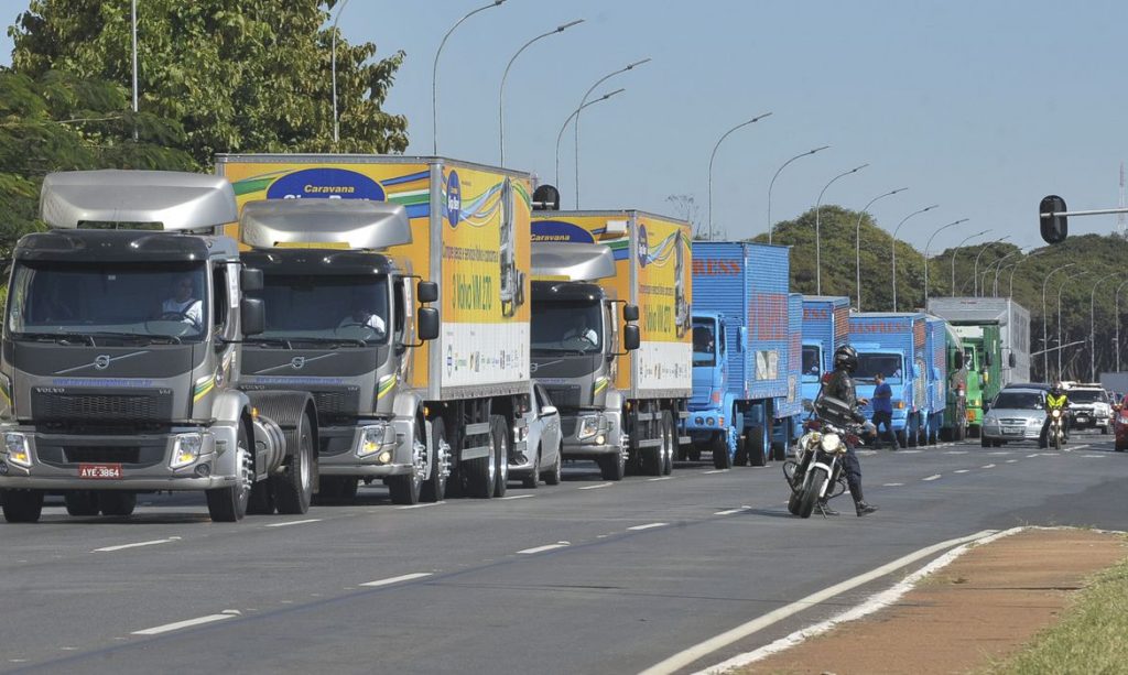 Caminhoneiros dizem que governo não resolve problema do diesel e falam em greve
