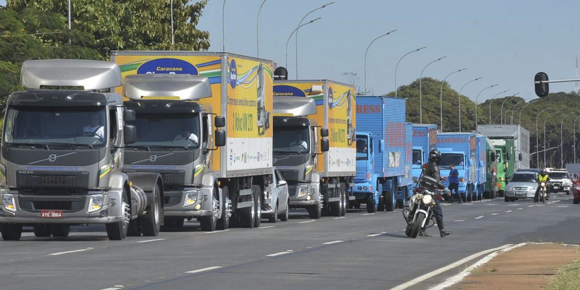 Caminhoneiros dizem que governo não resolve problema do diesel e falam em greve